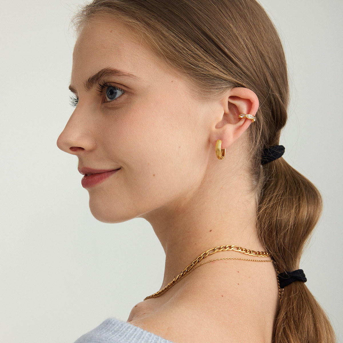 Wanxing aretes de zircon europeos y estadounidenses lujosos de alto nivel 18K aretes de acero inoxidable para mujeres c anillo de diseño de nicho de joyas transfronterizas