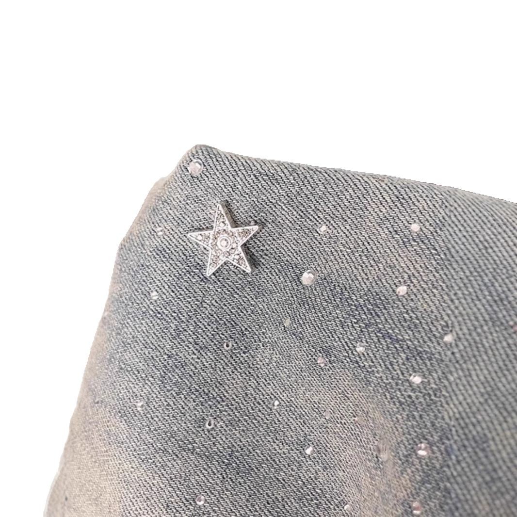 Calça jeans feminina de cintura alta com detalhes em estrelas e strass, modelagem flare, visual que afina a silhueta e favorece mulheres de estatura baixa. Jeans feminino da moda para a primavera._voghion.com