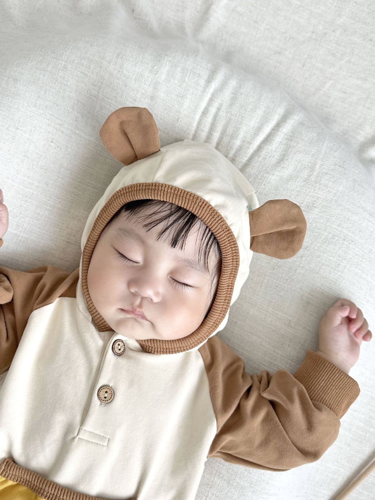 26 nuevos modelos de ropa de bebé estilo coreano para primavera, pelele con bolsillo de parche en forma de oso estilo ins, conjunto de mono para bebé.