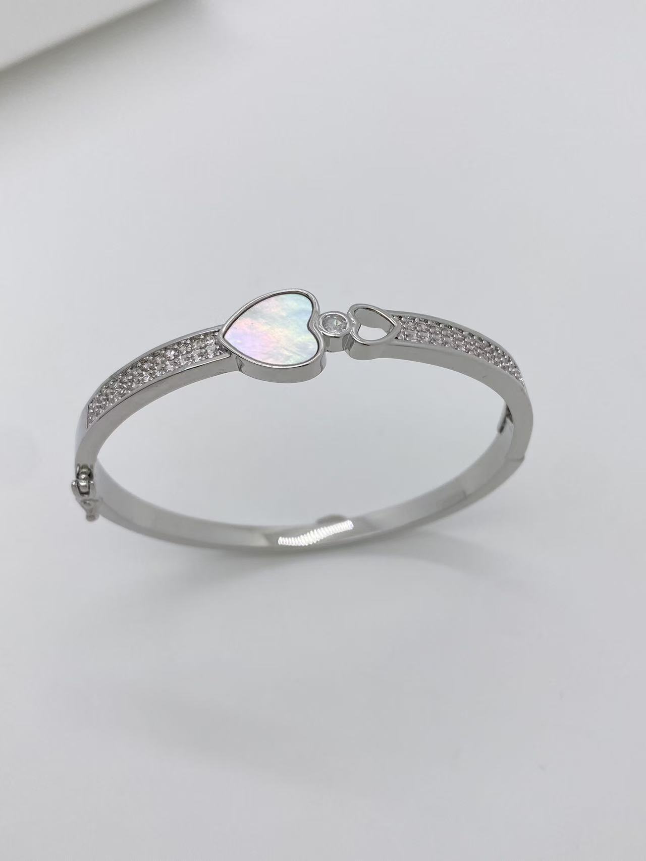Women's Gender Plating, Inlay Design Wholesale Jewelry Sweet Heart Shape Copper Shell Zircon 18K Gold Plated Plating Inlay Bangle