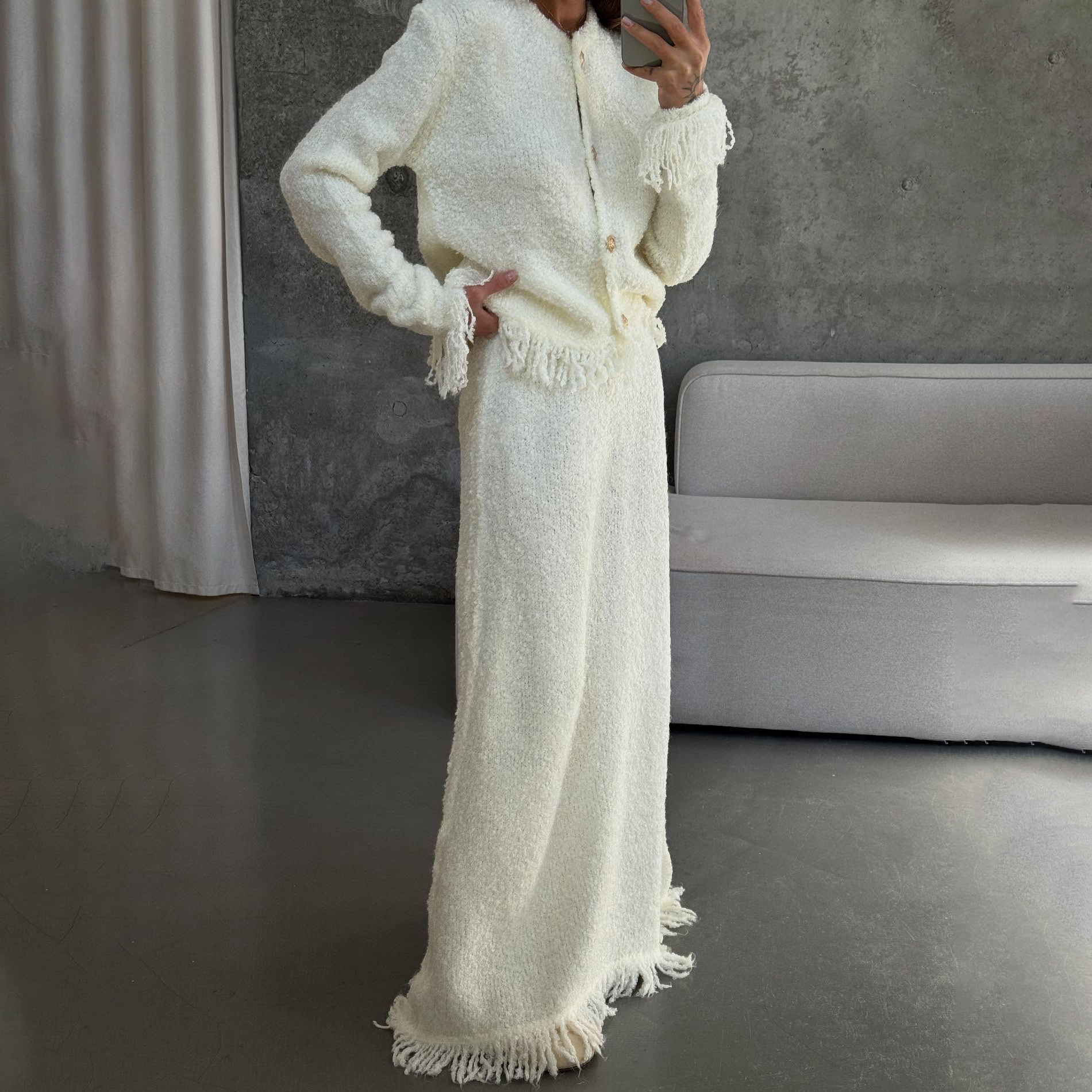 Completo cardigan in maglia a vita alta con frange e minigonna: morbida eleganza con un tocco parigino_voghion.com