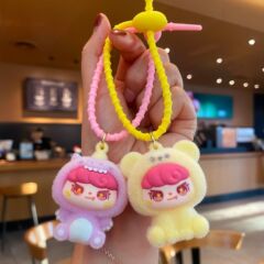 卡通植绒小熊钥匙扣doro公仔挂件坐姿女孩潮玩精致饰品小礼品批发