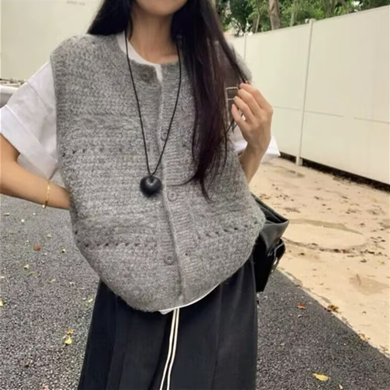 Vintage Layered Lazy Style Round Neck Sweater Knit Vest for Women Autumn and Winter Niche Cardigan Top Trendy Women Vintage Layered Lazy Style Round Neck Sweater Knit Vest for Women Autumn and Winter Niche Cardigan Top Trendy Women