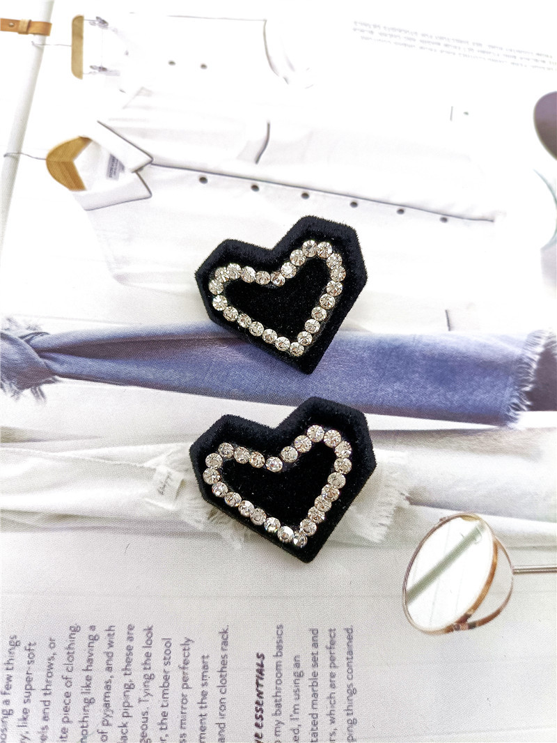 Simple Fashion Flocking Black Heart Inlaid Rhinestone Earrings Wholesale Nihaojewelry display picture 4