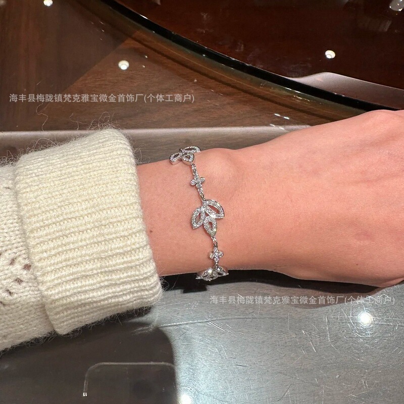 Hai Rui's new HW clover bracelet for women is light luxury and versatile, featuring six flowers, full of diamonds, intricate iris flower patterns, and leaves, the same style as Yang Mi's Hai Rui's new HW clover bracelet for women is light luxury and versatile, featuring six flowers, full of diamonds, intricate iris flower patterns, and leaves, the same style as Yang Mi's