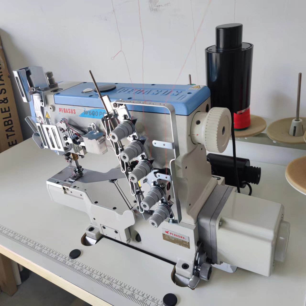 PEGASUS W662PCH máquina de coser de cabeza cuadrada pequeña máquina de coser automática de tres agujas máquina de coser de cinco hilos