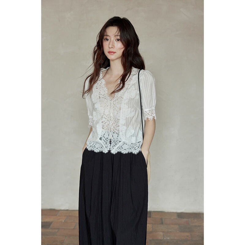 Original design! French-style sweet and delicate heavy lace V-neck short-sleeve shirt for women, summer white thin top Original design! French-style sweet and delicate heavy lace V-neck short-sleeve shirt for women, summer white thin top