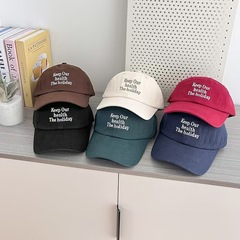 野球帽の女性が顔を見せて、おしゃれでカジュアルな買い物をしています。