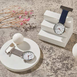 厂家直销简约回形针白底学生表 批发医生胸表金属表夜光护士挂表