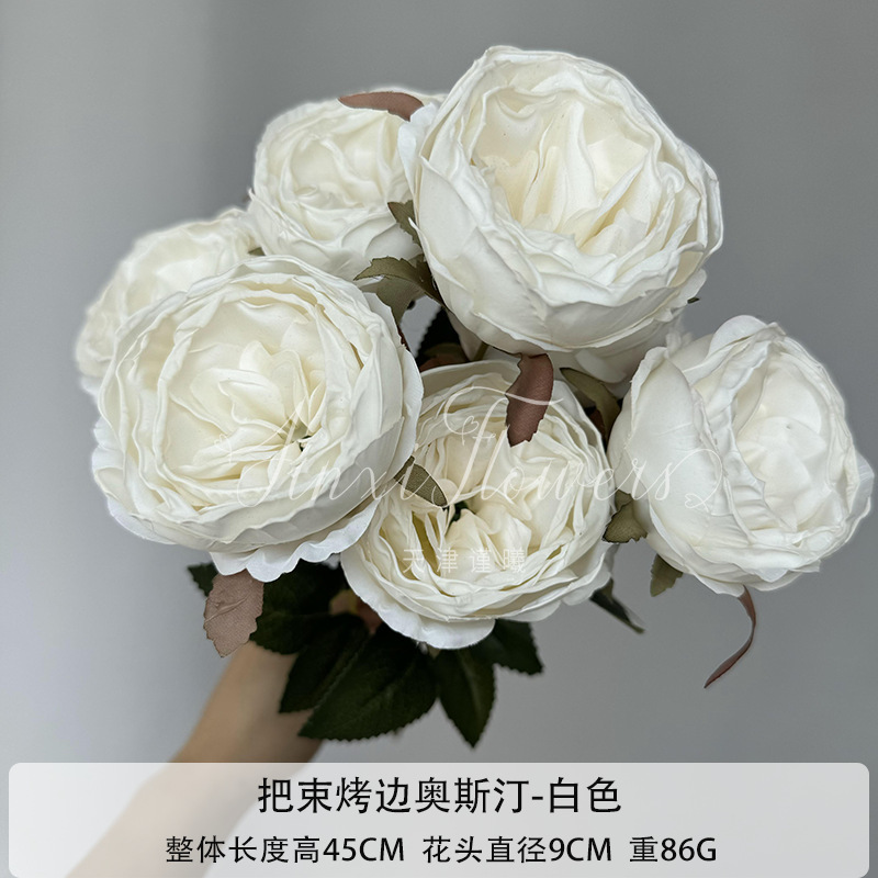 縁を焼く7頭のオースティンバラを花の結婚祝いの結婚式に飾った造花の家の客間に生け花を飾る|undefined