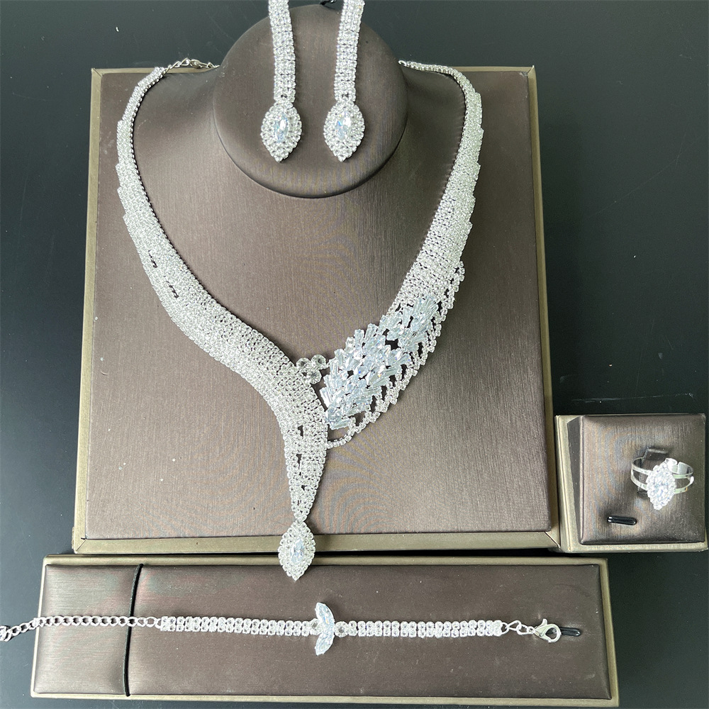 fashionable shiny pendant with zircon