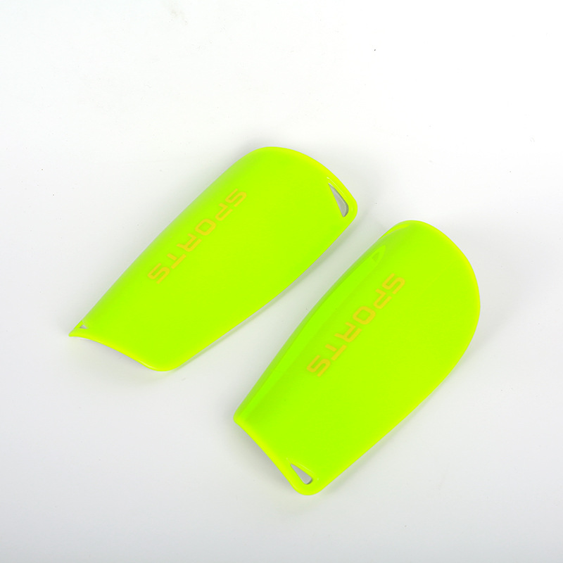 Venta al por mayor adulto fútbol pierna guardia deportes pierna guardia duro PVC engrosada insertar guardia de los niños equipo de protección pie guardia