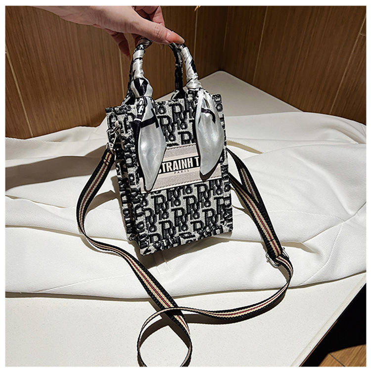 Bolsa de mano tipo satchel al por mayor de Baigou para mujer 2025 nueva moda europea y americana con letras impresas de gran capacidad.