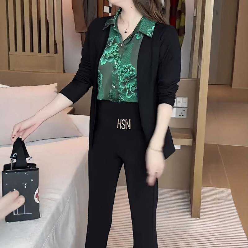 Fake Two-piece Knitted Shirt Women's Long-sleeved Cardigan 2025 Spring New Arrival Western Style Mother's Fashionable Stitching Top