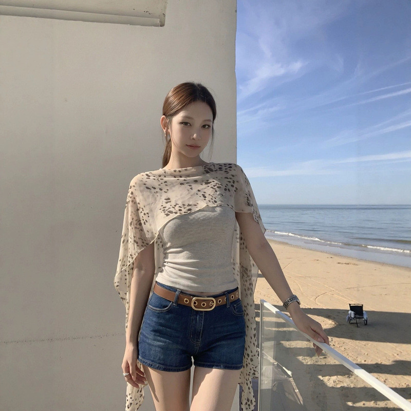 Leopard Print Shawl Sleeveless T-Shirt for Women, Summer French Design, Pure Desire Style, Faux Two-Piece, Slim Fit, Flattering, Short Outerwear
