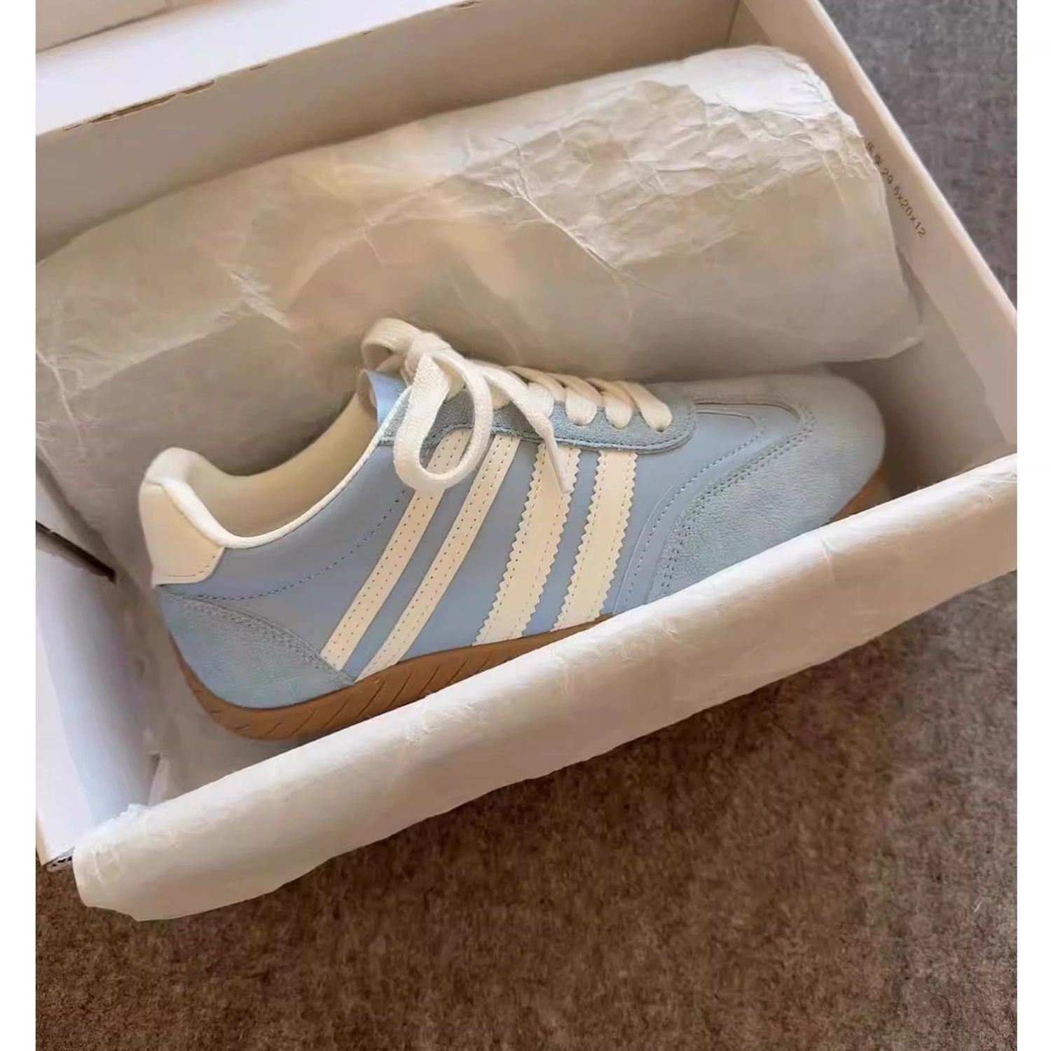 Zapatos de entrenamiento retro de mujeres primavera y verano de 2026 nuevos zapatos deportivos blancos planos de color combinados zapatos casuales suaves