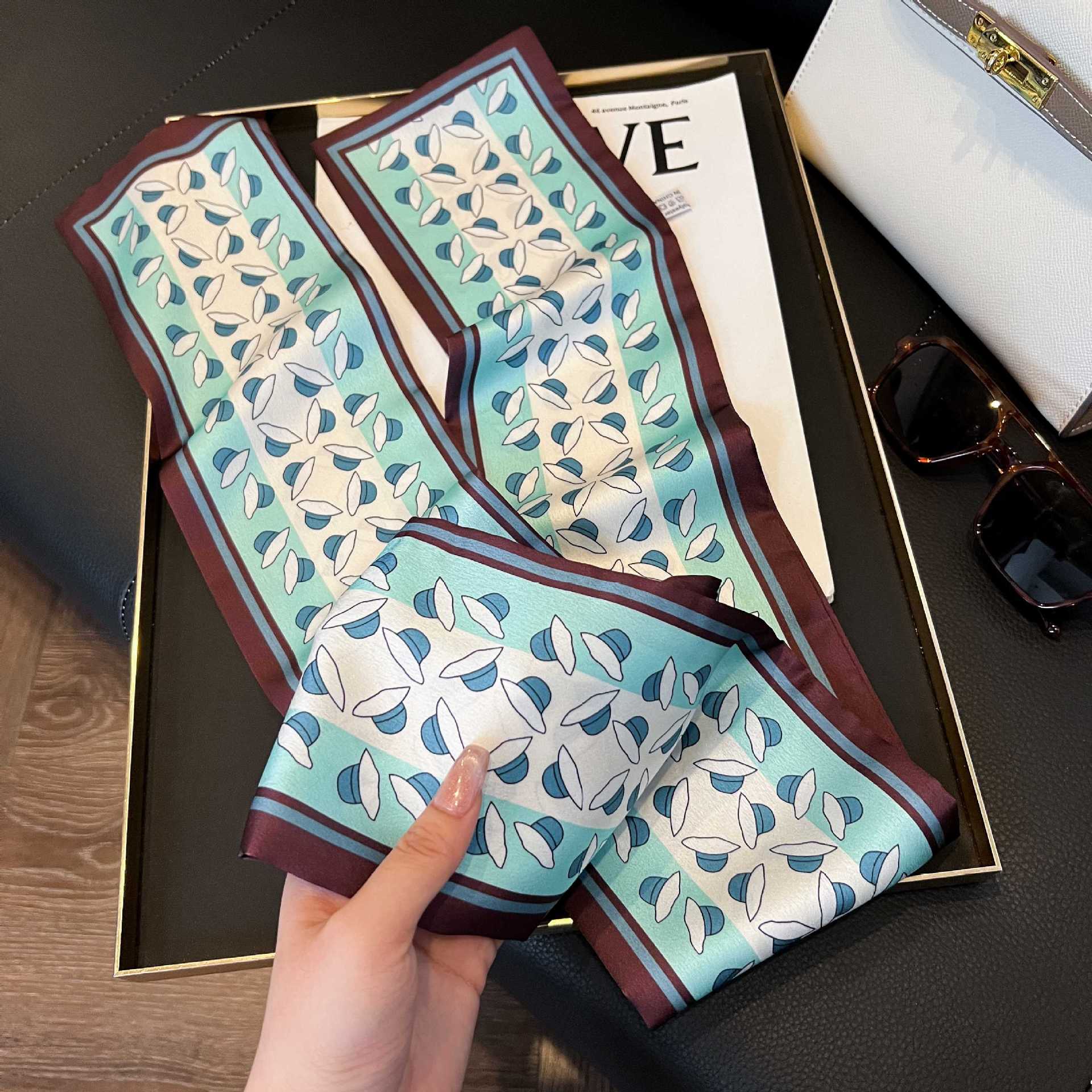 Nueva bufanda de seda pequeña banda larga estrecha para el cabello mujer estilo primavera y otoño moda madre bufanda estilo verano estilo fino serpentina bufanda al por mayor