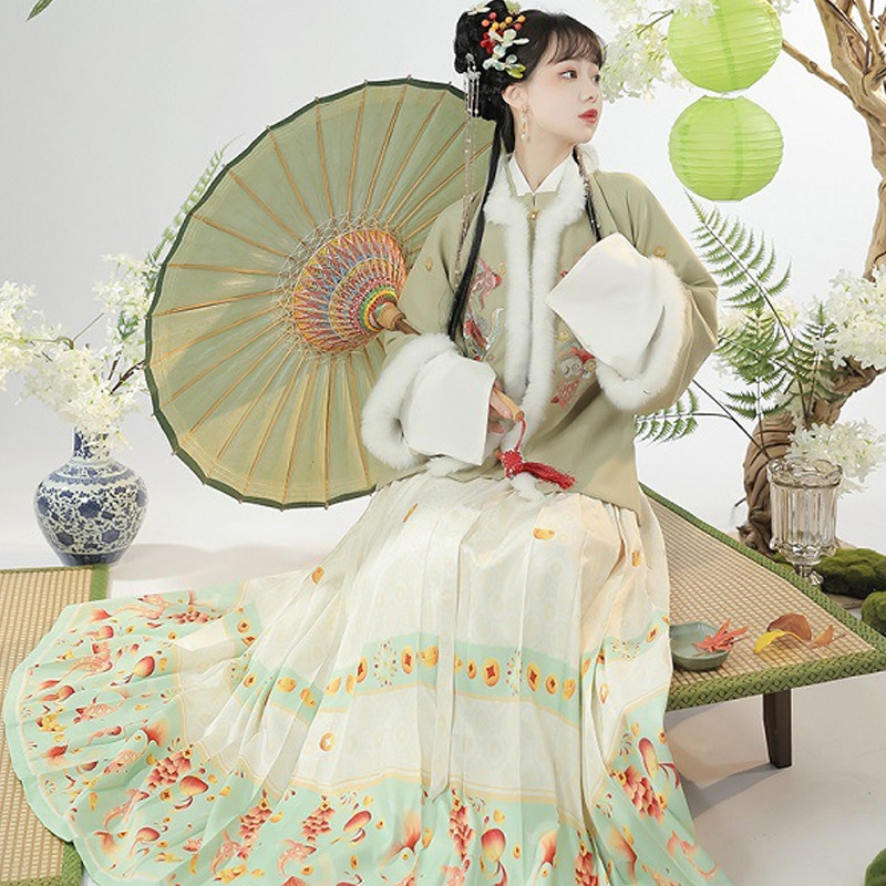 新立领明制汉服女秋冬款加厚马面裙兔年绿色拜年服刺绣印花马面裙