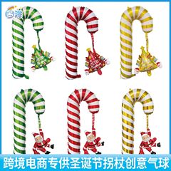 クリスマスのクリスマスツリーの老人雪だるまは棒のカチューシャの装飾品を持っています。