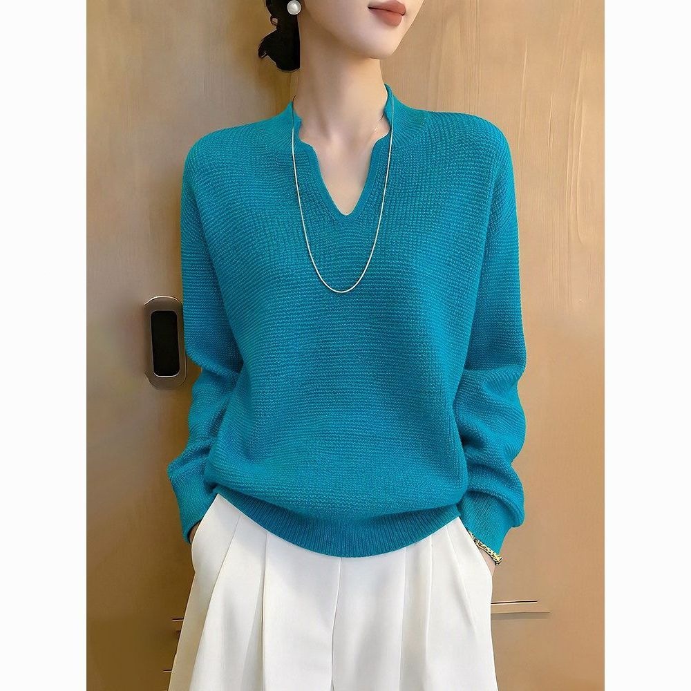 Korean-style plus-size blue V-neck knit sweater, perfect for early autumn, with a soft, comfortable feel, a relaxed fit, and a flattering silhouette that conceals any unwanted bulk