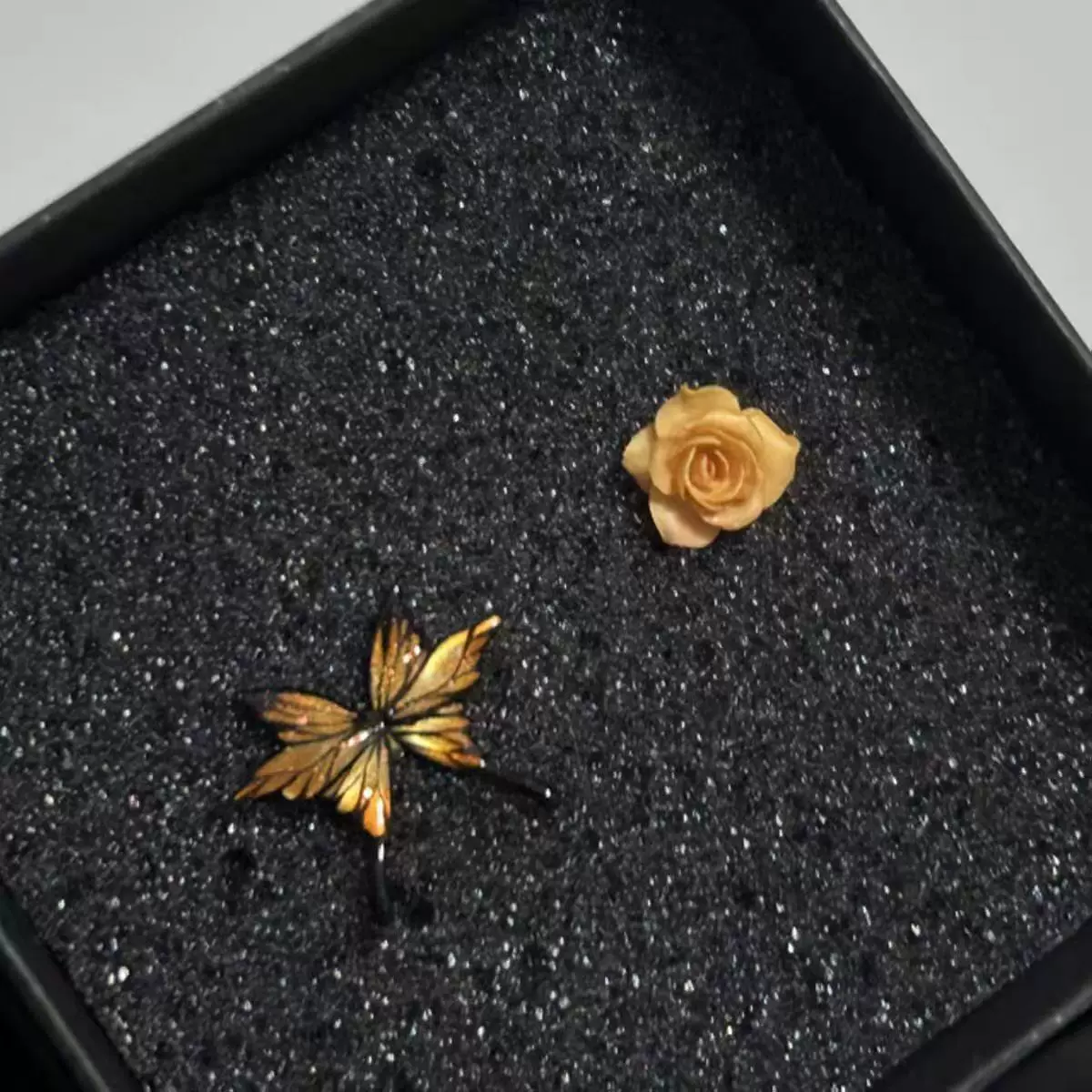 “枯叶蝶”早秋新款落日蝴蝶玫瑰花耳钉高级感小众设计不对称耳饰