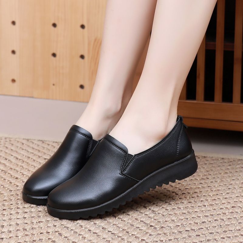 Zapatos de trabajo de cuero suave de primavera y otoño negro, cómodo restaurante antideslizante con suela suave, zapatos de cuero de mediana edad para madres mayores