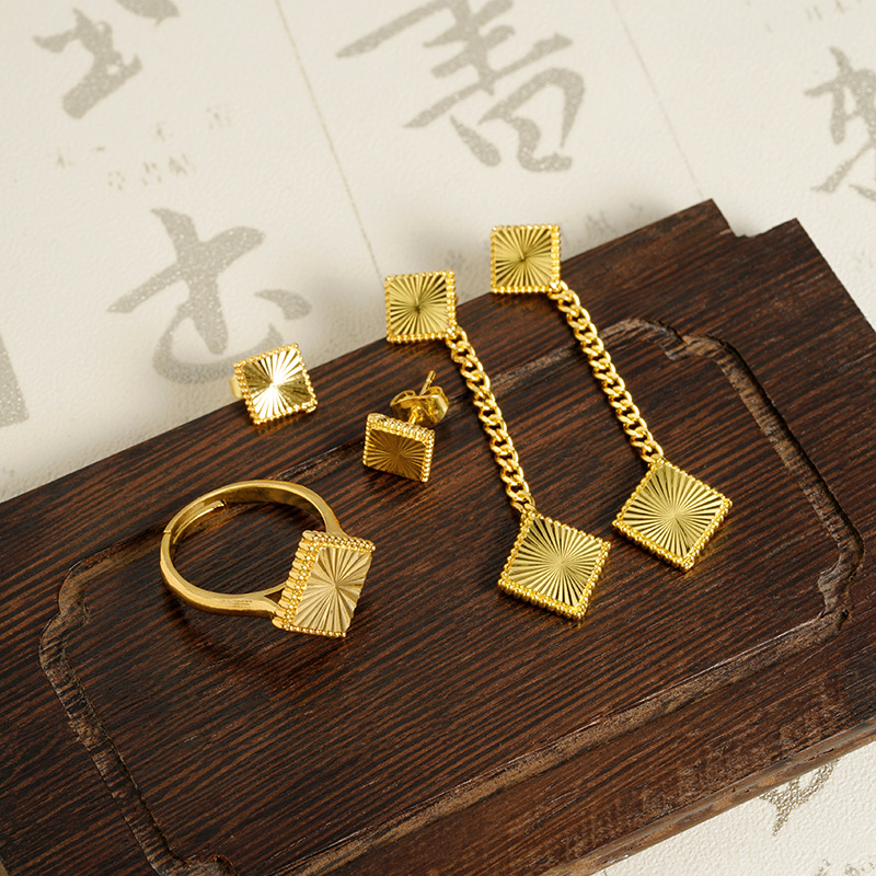 Combinación de anillo de aretes de oro de arena, moda cuadrada, lujo ligero, sentido de alta gama, verano de nicho, Yiwu, joyería al por mayor