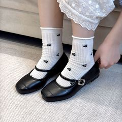 Spring and summer thin white socks with bow and floral patterns, featuring ruffled edges—perfect for girls and available in solid colors for a stylish mid-calf look this summer, inspired by the popular Instagram style.