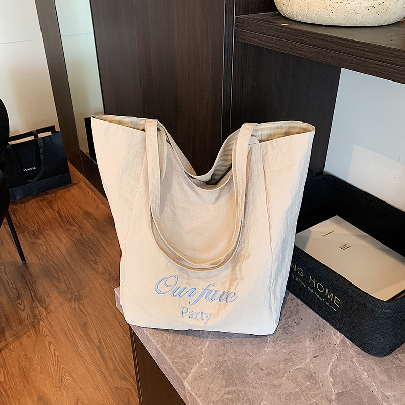 Bolso Tote de moda coreana 2025 verano nuevo bolso femenino estilo universitario bolso de hombro con letras bordadas