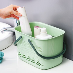 お風呂のかごの浴室の寮の学生は必ずプラスチックのかごを持ってシャンプーを入れます。