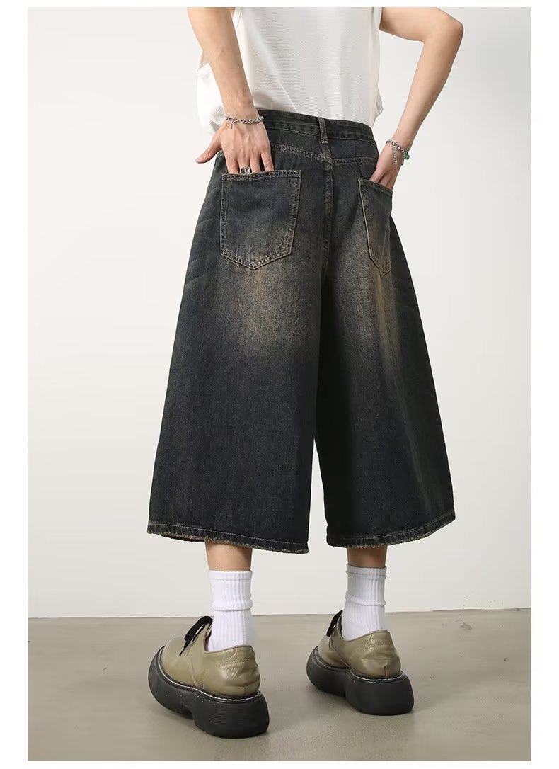 Lässige, gerade geschnittene Herren-Denim-Shorts mit weitem Bein und Used-Look in Blau im amerikanischen Retro-Stil – perfekt für den Sommer und vielseitige Kombinationsmöglichkeiten_voghion.com