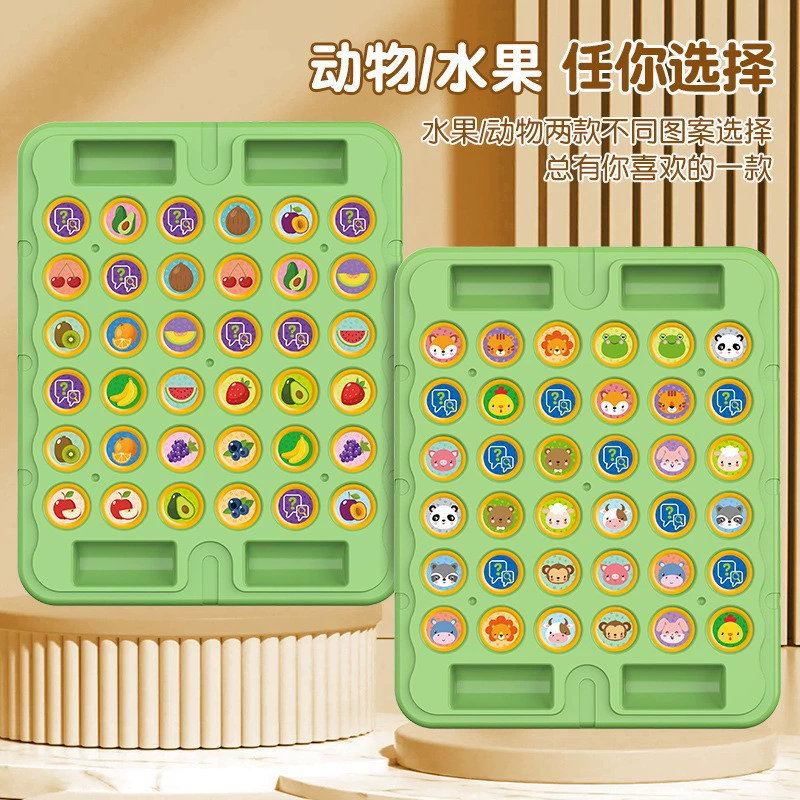 Дети развеивают музыку и играют в шахматы.