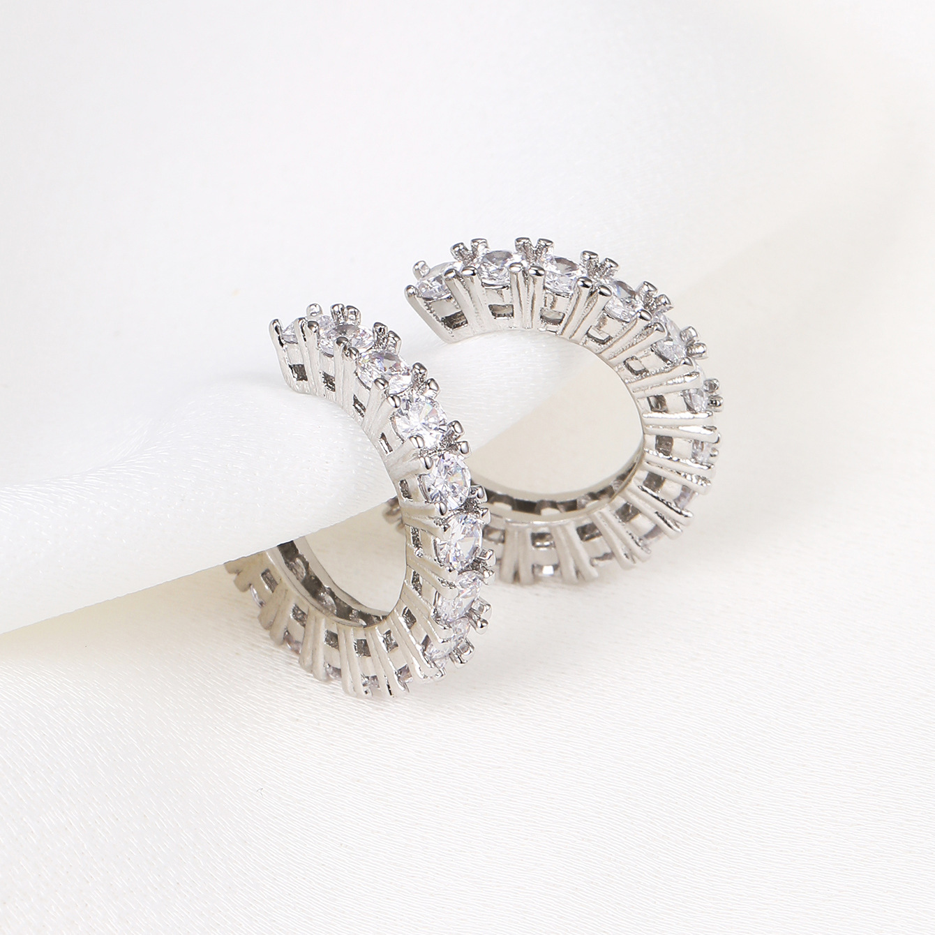 orecchini senza orecchie in zircone placcati in oro rame orecchini semplici creativi alla moda orecchini Super Flash con una sola fila di diamanti clip per orecchio_voghion.com