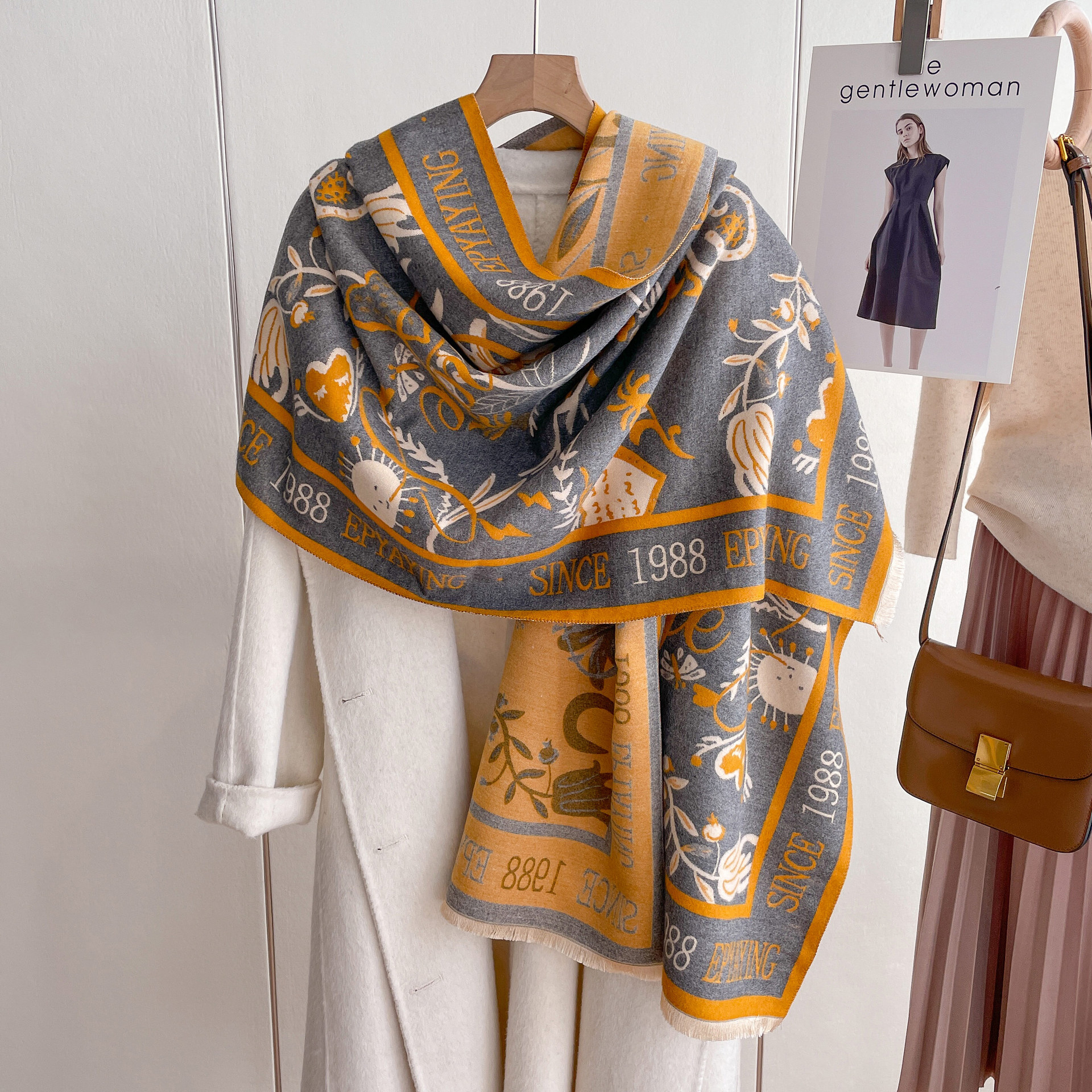 Dam höstscarf i imitationskashmir med blommönster sjal_voghion.com