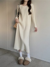 白色加厚针织连衣裙女秋装冬广州十三行大衣内搭打底慵懒毛衣长裙