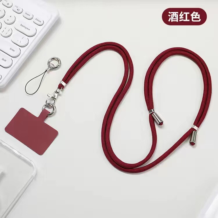 携帯電話のストラップの首が斜めにまたがっています。|undefined