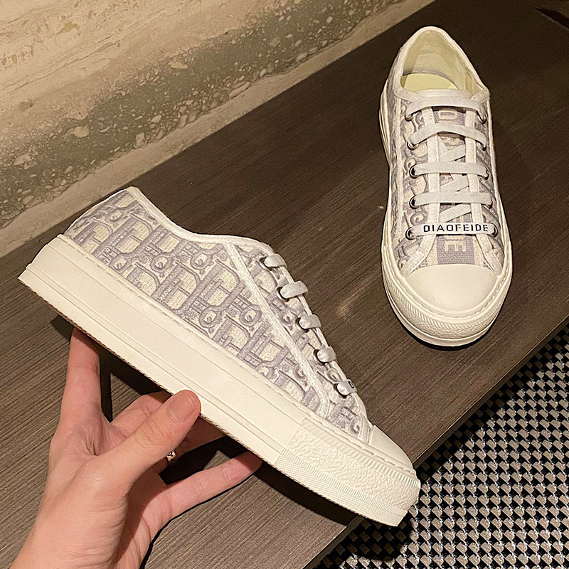 2024 nuevos zapatos de lona bajos de suela gruesa para primavera y verano para mujer D Home presbicia bordado Casual boca poco profunda zapatos individuales más fácil para combinar zapatillas de deporte