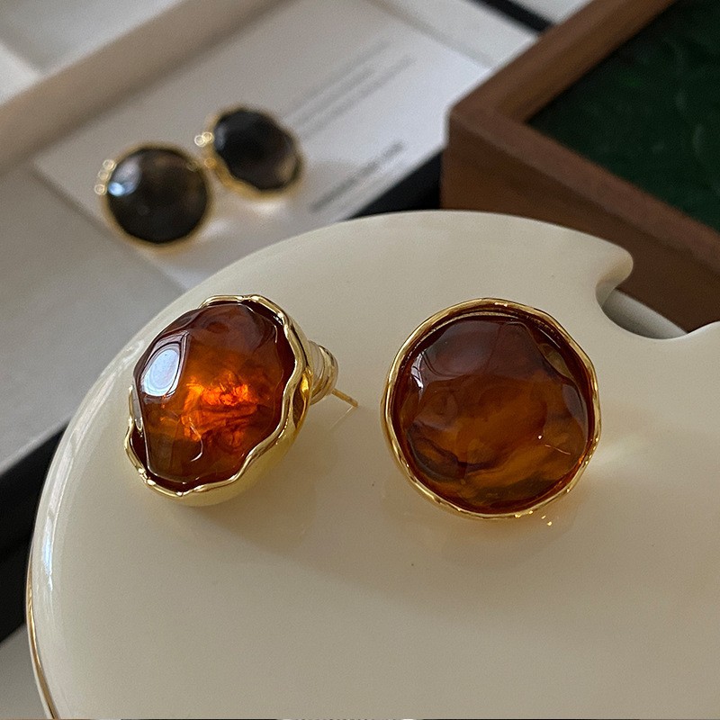 Retro Merrade curry plata aguja pendientes de moda versátil Hong Kong aretes de estilo ligero lujo alta sensación otoño invierno pendientes