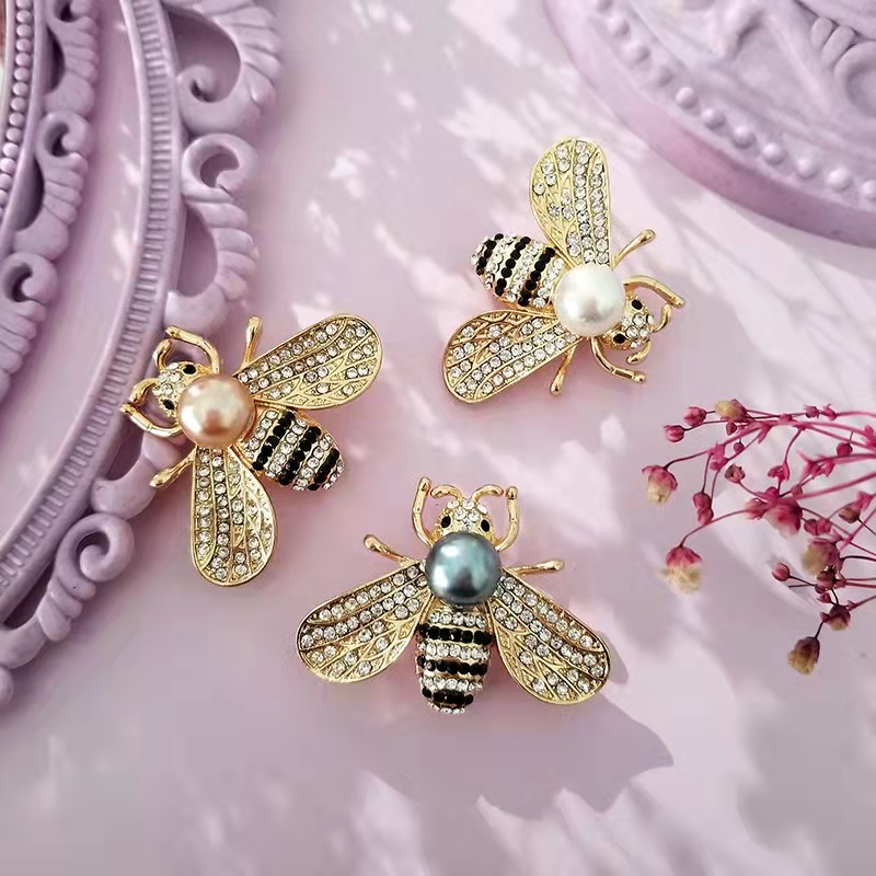 Elegante spilla a ape con perle accessorio per giacche_voghion.com