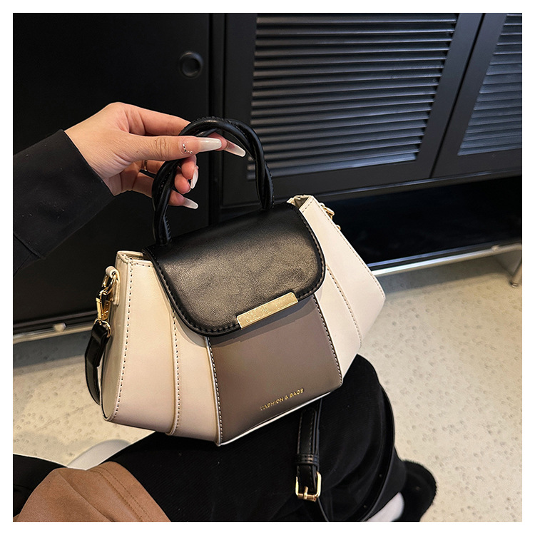 577g Weight Polyester Lining Material Zipper Closure Type Single Shoulder Strap Strap Type Crossbody Bag Bags Type Casual, Daily Occasion Pu Leather Material Color Block Pattern All Seasons Season Women's Gender Streetwear Style Square Shape Medium Size Women's Medium Pu Leather Color Block Streetwear Square Zipper Crossbody Bag 38