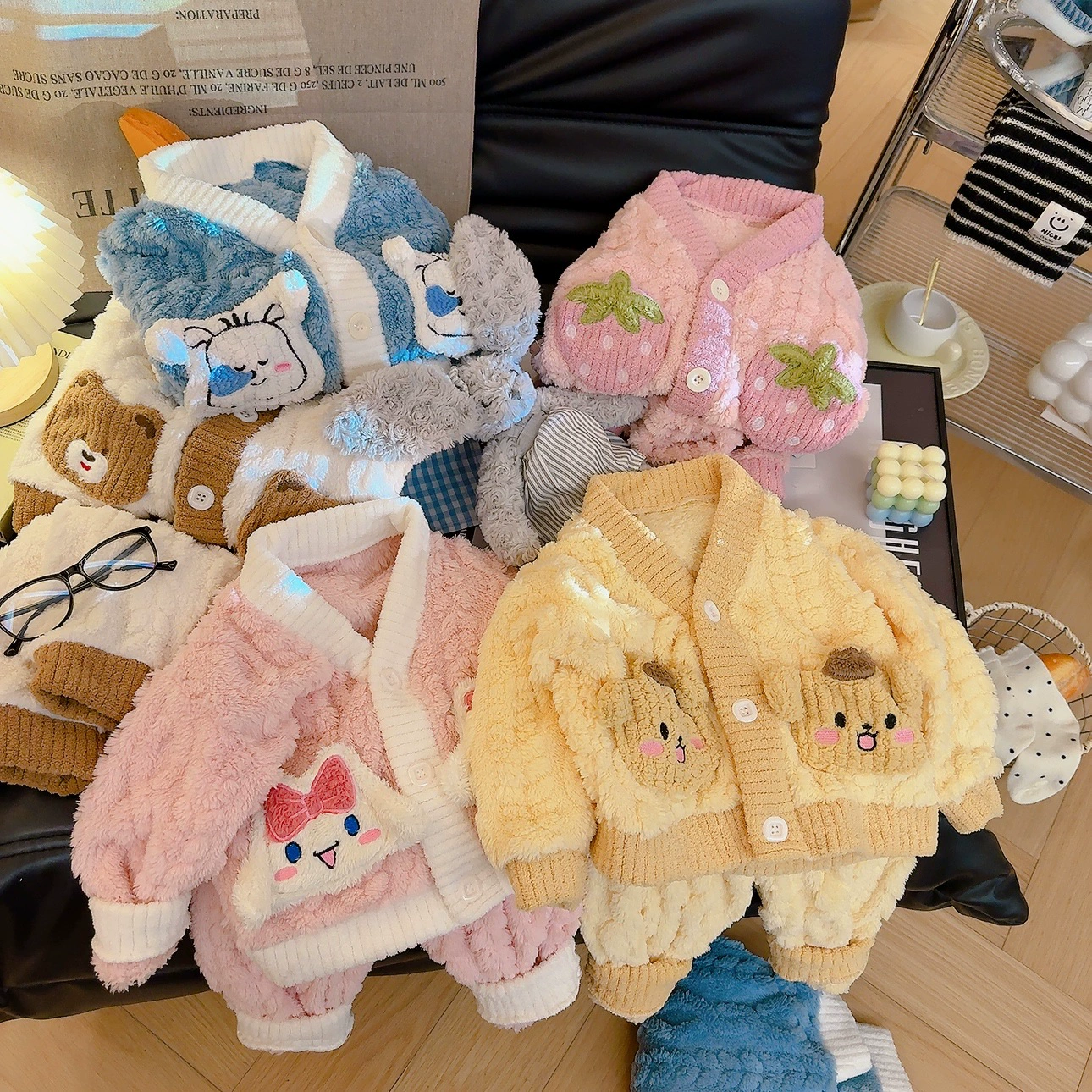 Новый комплект домашней одежды для детей, мужская и женская детская фланелевая пижамная куртка, утолщенный и теплый комплект из двух предметов.