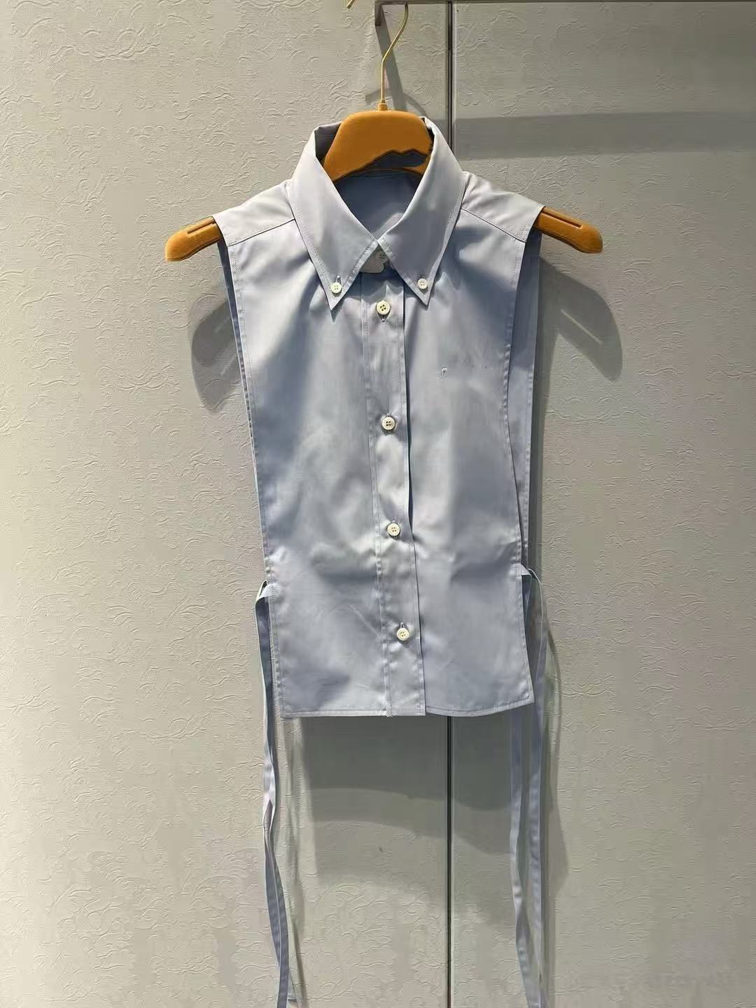 Blue shirt sleevless