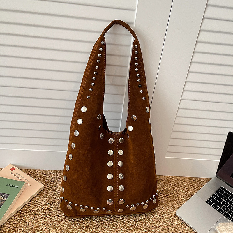 Cross-Border Retro Hot Girl Rivet Underarm For Women 2025 New European And American Trendy Cool Commuter Shoulder Niche_voghion.com