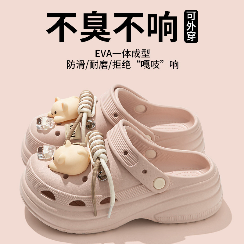 Zapatos con agujeros de dibujos animados para mujeres que usan 2025 nuevas medias zapatillas de verano