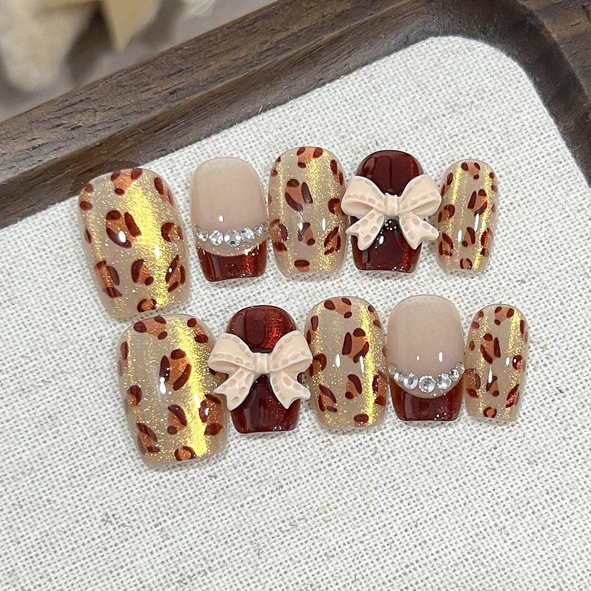 Otoño y invierno usar una red de uñas rojas de alto rendimiento blanqueante 10 piezas de impresión de leopardo marrón ojo de gato manicura falsa desmontable