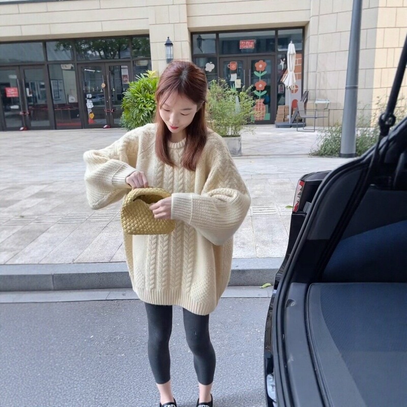 Apricot-colored mid-length cable-knit round-neck sweater for women, autumn and winter, casual loose-fitting soft knit top Apricot-colored mid-length cable-knit round-neck sweater for women, autumn and winter, casual loose-fitting soft knit top