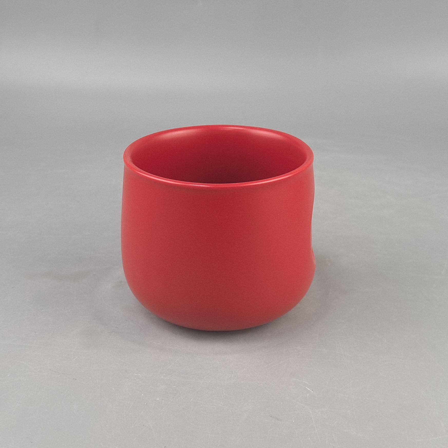 Taza de cerámica de vientre grande mate mate personalizada Taza de personalidad de lujo ligero de temperatura media Regalo de comercio exterior Taza de café con sello de cobre