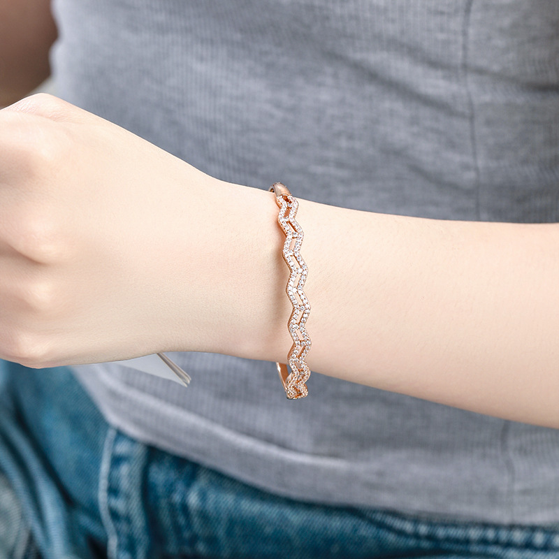 Xuping Europa y los Estados Unidos comercio exterior transfronterizo temperamento de moda personalidad simple pulsera de aleación de cobre elegante joyería de lujo ligera al por mayor mujeres