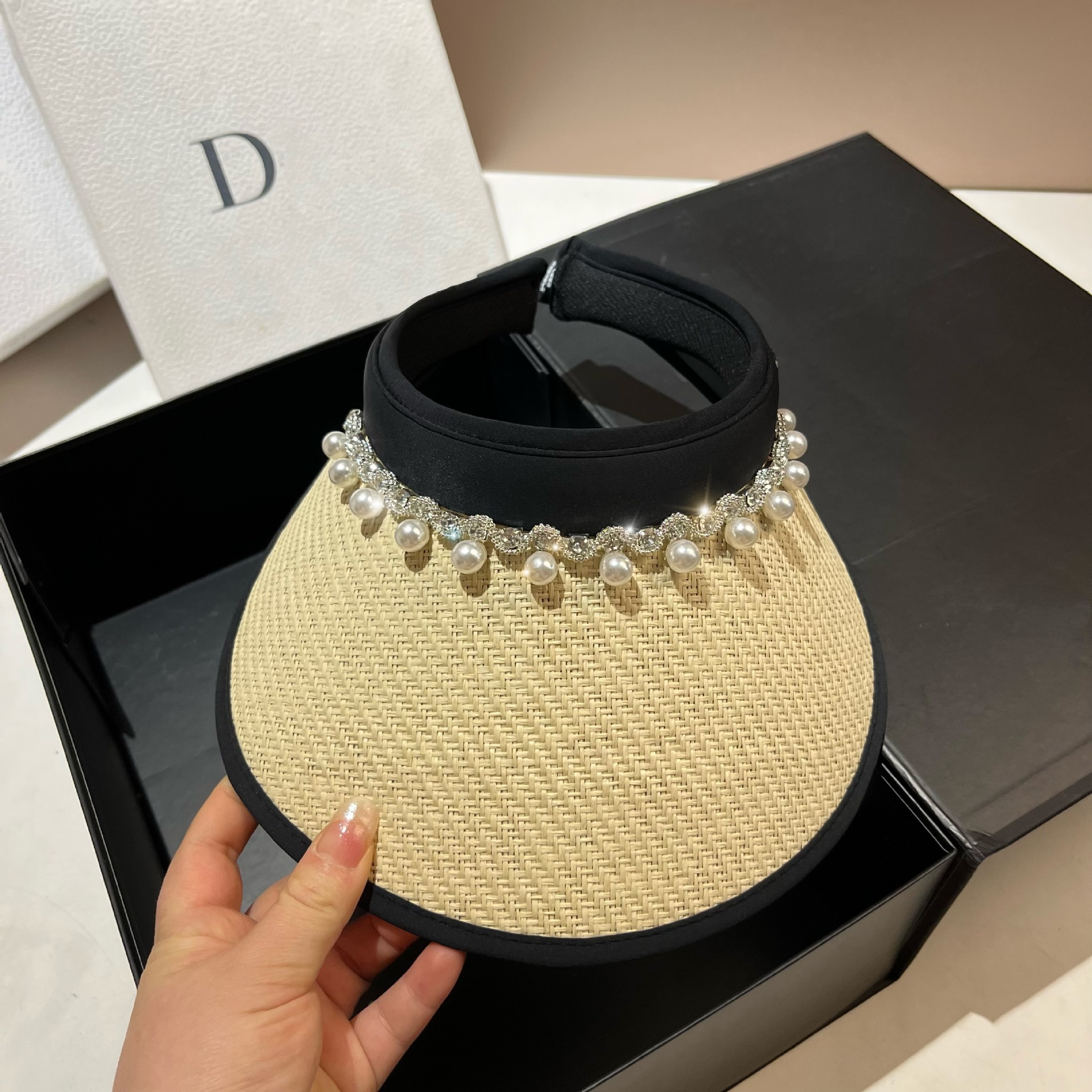 Korean version of Xiaoxiangfeng light luxury pearl rhinestone hollow top for women's summer outdoor travel, lightweight_voghion.com