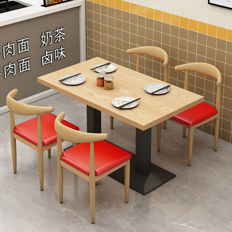 나무 색상의 테이블과 의자 4개 - 빨간색 가죽